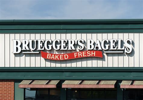 A Bruegger's Plain Bagel contains 300 calories, 2 grams of fat and 60 grams of carbohydrates. Keep reading to see the full nutrition facts and Weight …
